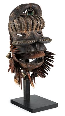 Niabwa (Bete), Elfenbeinküste: Eine expressive Komposit-Maske aus Menschen- und Tier-Formen. Mit Klapp-Kiefer und vielen Anhängern dekoriert. - Tribal Art