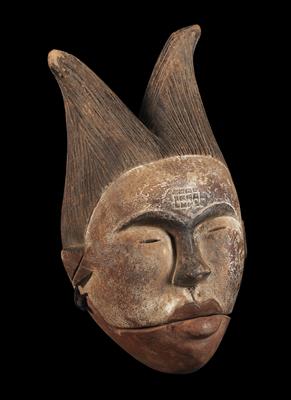 Ogoni, Nigeria: a typical mask of the Ogoni, with hinged jaw and two tall pigtails as hairstyle. - Mimoevropské a domorodé umění