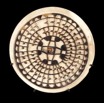 Oceania, Island of New Ireland and Solomon Islands: a forehead ornament for men, called ‘Kap kap’. Made from a disc of shell, covered with tortoiseshell. - Mimoevropské a domorodé umění