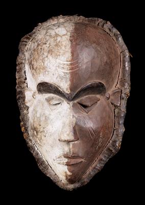 Pende, DR Kongo: Eine dreifärbige Maske der West-Pende, wohl eine ‘Krankheits-Maske’, aus dem Kreis der ‘Mbuya-Masken’ der Pende. - Tribal Art