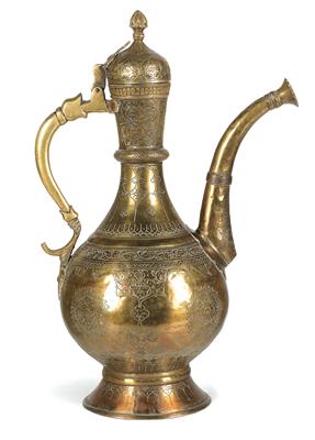Persia (Iran), India: an Indo-Persian lidded jug made of brass, richly engraved with floral motifs. - Mimoevropské a domorodé umění