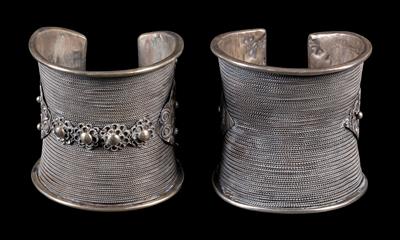 Shan, Burma: a pair of beautiful old silver bangles (2 pieces), produced and worn by the Burmese Shan. - Mimoevropské a domorodé umění