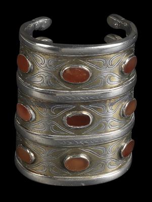 Tekke-Turkmenen, Afghanistan, Iran, Turkmenistan: Ein alter Armreif aus Silber, in drei Reihen gearbeitet, die mit je drei Karneol-Steinen besetzt sind, graviert und vergoldet. - Tribal Art