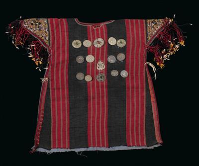 Tekke-Turkmenen, Turkmenistan, Iran, Afghanistan: Ein Kinder-Kleid, rot-schwarz und bunt bestickt, mit aufgenähten Schutz-Amuletten aus Silber, Silber-Legierung und Glas-Steinen. - Tribal Art