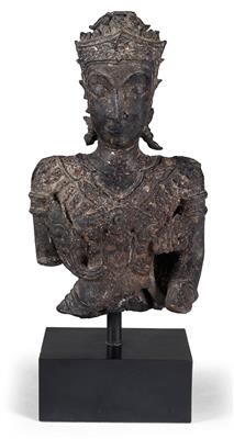 Thailand: a bronze bust of a Buddha figurine (a fragment). With the remains of original gilding. Style: Ayutthaya, 15th to 17th century. - Tribal Art