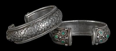 Tibet: a pair of bangles made of silver, each set with 6 turquoises. - Tribal Art