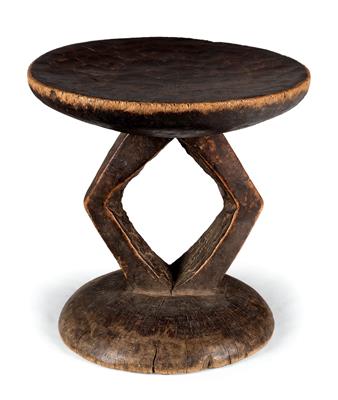 Tonga, Zimbabwe: a round Tonga stool with rhombus-shaped struts. - Mimoevropské a domorodé umění