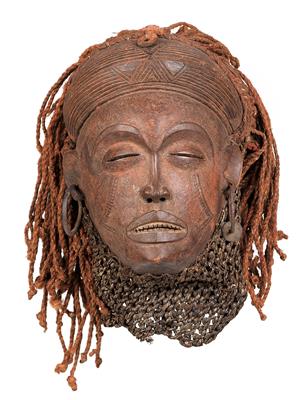 Tschokwe, Angola, DR Kongo, Sambia: Eine sehr schöne Tschokwe-Maske vom Typ ‘Mwana pwo’ (das ‘schöne Mädchen’). - Tribal Art