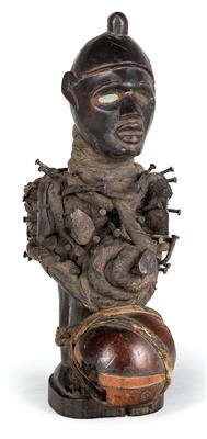 Vili, Gabun, DR Kongo: Eine Kraft-Figur ‘Nkisi’ (oder auch ’Nkondi’ genannt), mit Spiegel-Augen, Nägeln und viel ’magischem Material’ versehen. - Tribal Art
