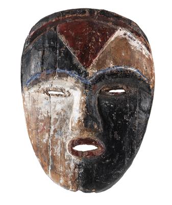 Vuvi or Galoa, Gabon: a very old mask, stylistically to be attributed to the Galoa or to the Vuvi. Extensively coloured in red, black and white. - Tribal Art