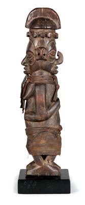 Yaka (auch Bayaka), DR Kongo: Eine Doppel-Figur, genannt ‘Khosi’, mit einer weiblichen und einer männlichen Seite. Sie stellt das Stammeltern-Paar eines Häuptlings-Klans dar und wird im Haus des Häuptlings aufbewahrt. - Tribal Art