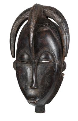 Yaure, Elfenbeinküste: Eine feine Maske der Yaure, mit drei herabhängenden Zöpfen. - Tribal Art