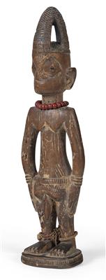 Yoruba, Nigeria: Eine alte Zwillings-Figur ‘Ibeji’, männlich, mit durchbrochener Frisur aus vier Zöpfen. Stil: Oke Eho, Region Oyo (selten!). - Tribal Art