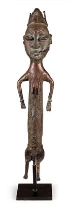Yoruba, Nigeria: Eine große, sitzende Bronze-Figur, ‘Onile’genannt. Aus dem ‘Ogboni-Geheimbund’ der Yoruba in Südwest-Nigeria. Selten! - Tribal Art