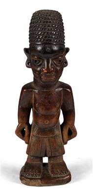 Yoruba, Nigeria: a male ‘Ibeji’ twin figure. With high ‘towering hairstyle’ and trousers. A rare type. Style: Ado Odo, Awori. - Tribal Art