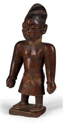 Yoruba, Nigeria: a male ‘ibeji’ twin figure, with cap and apron. A rare type. Style: Ota, Awori. - Mimoevropské a domorodé umění