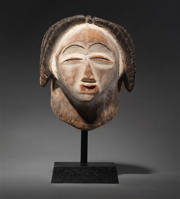 A Punu or Lumbo 'okuyi' mask, Gabon around 1900. - Tribal Art