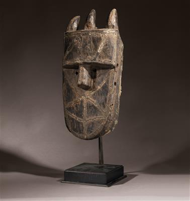 A Toma Nyangbai mask, Guinea, - Mimoevropské a domorodé umění