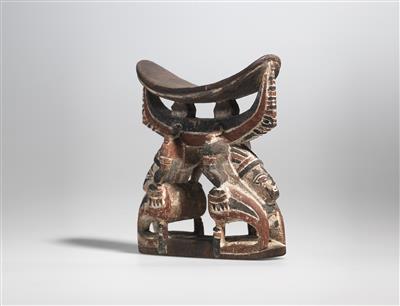 A fine old Tami neckrest with two stylised ancestors, 19th century. - Tribal Art