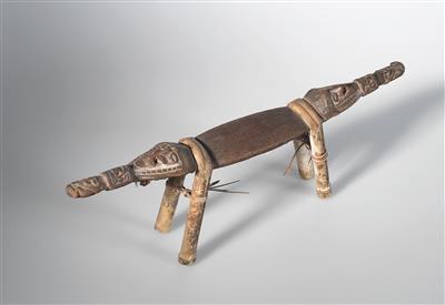 An early Sepik neckrest with stylised faces, early 20th century. - Tribal Art