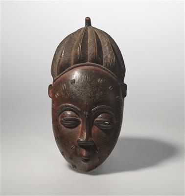 A classic Baule 'Mblo' portrait mask, late 19th century. - Mimoevropské a domorodé umění