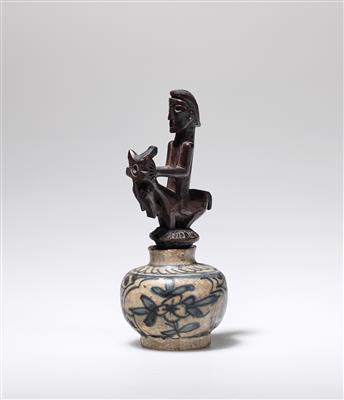 A small magic 'Pupuk' container with equestrian figure. - Mimoevropské a domorodé umění