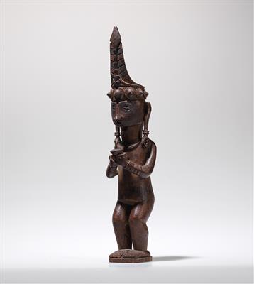 A fine small ancestor figure holding a cup. - Tribal Art 2020/02