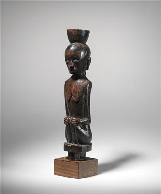 A very fine crouched ancestor figure. - Tribal Art