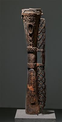 A delicate large Asmat drum. - Tribal Art