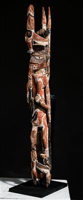 A fine Malangan figure with glass eyes. - Tribal Art