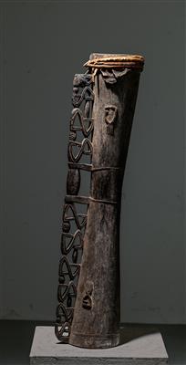Große Asmat-Trommel mit Menschenfiguren im Relief. - Stammeskunst/Tribal-Art