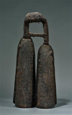 A monumental double currency gong (Gonga), Cameroun. - Tribal Art