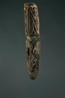 An early collected Sepik mask, Papua New Guinea. - Tribal Art