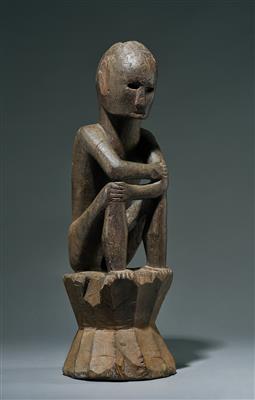 Außergewöhnliche sitzende „Bulul“-Figur, Mitte 19. Jh. oder früher, Baname-Gebiet, Nordphilippinen. - Stammeskunst