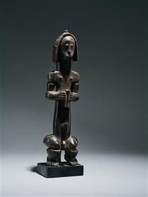 An important early Fang figure éyéma-o-byéri, Ngumba style. - Arte Tribale