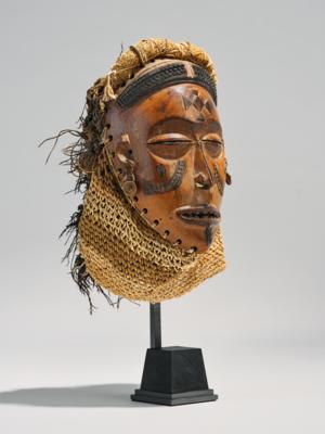 A fine small Pwo mask, - Arte Tribale