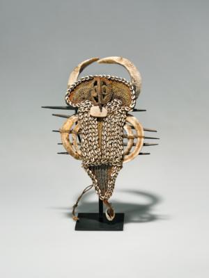 Fein gewebtes Sepik-Amulett mit Wildschweinhauern, Papua-Neuguinea. - Stammeskunst