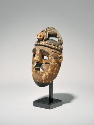 An unusual Salampasu or Lwalwa mask with stylized chameleon, - Arte Tribale