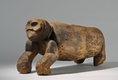 An unusual slit drum in the form of a gorilla, - Arte Tribale