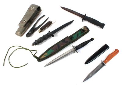 Konvolut bestehend aus diversen militärischen Dolchen, Messern und Werkzeug, - Jagd-, Sport- und Sammlerwaffen