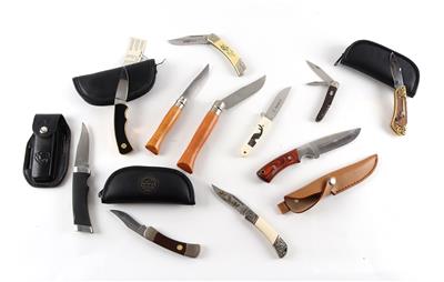 Konvolut aus 11 Messern, darunter Böker Scrimshaw mit feststehende Klinge - Auflage 100 Stück - Zertifikat mit der Nummer 69 in Holzschatulle, - Sporting and Vintage Guns