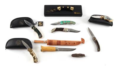 Konvolut aus 9 Messern, darunter Böker Klappmesser in der Black Gold Edition mit Holzschatulle, - Jagd-, Sport- und Sammlerwaffen