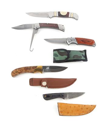 Konvolut aus diversen Messern darunter ein feststehendes Damastmesser - Jagd-, Sport- und Sammlerwaffen
