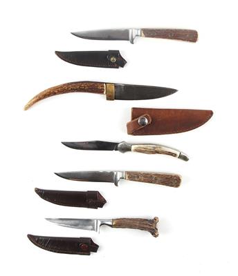 Konvolut aus jagdlichen Messern darunter Damastmesser mit Lederscheide und geschwungenem Stangenende - Sporting and Vintage Guns