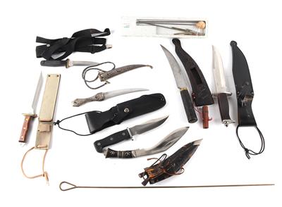 Konvolut aus sieben Messern und einem Reinigungsset Kal. 4,5 mm, zusätzlich mit Reinigungsstange, - Lovecké, sportovní a sběratelské zbraně