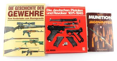 Konvolut aus waffentechnischen Büchern darunter zwei Bände Schützenwaffen heute (DDR), - Jagd-, Sport- und Sammlerwaffen
