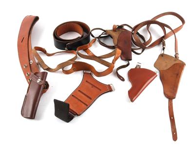 Konvolut aus diversen Schulterholstern mit Lederriemen - Jagd-, Sport- und Sammlerwaffen
