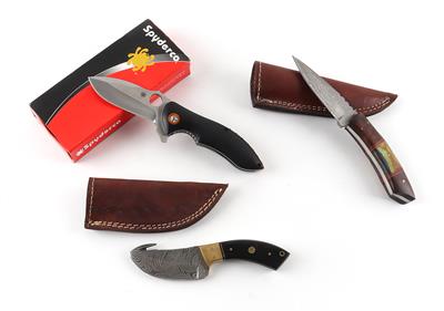 Konvolut aus zwei feststehenden Messern und einem Klappmesser, darunter ein Damastmesser mit färbigem Holzgriff - Armi da caccia, competizione e collezionismo