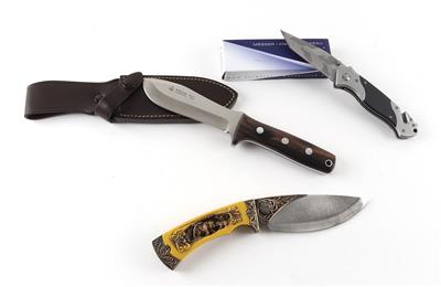 Konvolut aus zwei feststehenden Messern und einem Klappmesser, darunter ein Puma el nu drop Handmade - Jagd-, Sport- und Sammlerwaffen