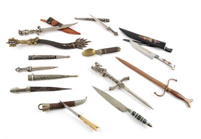 Großkonvolut aus 20 Fantasy-Messern und einem klappbaren Löffel, - Jagd-, Sport- und Sammlerwaffen